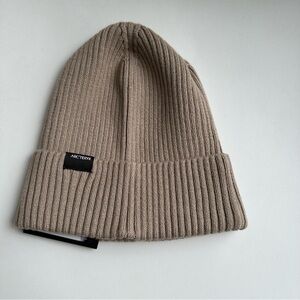 NWT Arc' teryx Skaha Toque beige oatmeal rib knit stretch beanie winter hat